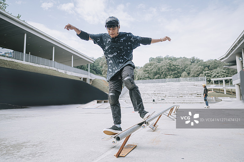 玩滑板的亚洲滑板运动员图片素材