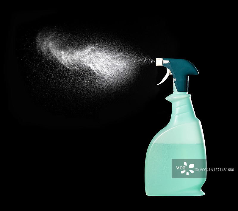 黑色背景下装有清洁剂或消毒液的喷雾瓶特写图片素材