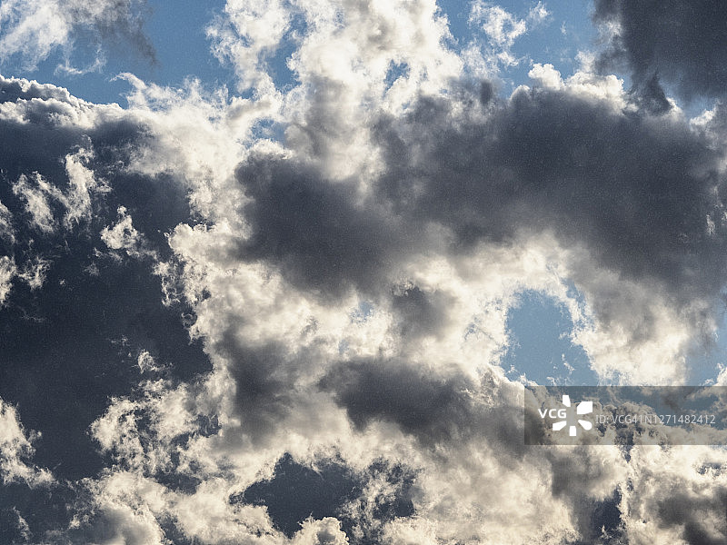 日落时分天空中的云彩图片素材