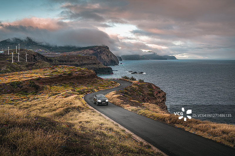 葡萄牙马德拉岛蜿蜒的沿海公路上行驶的汽车图片素材