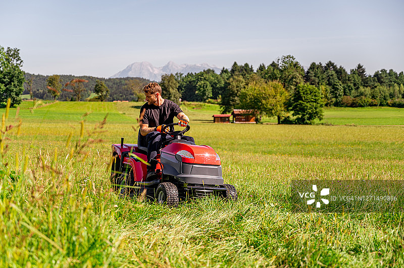 驾驶拖拉机的年轻男人图片素材