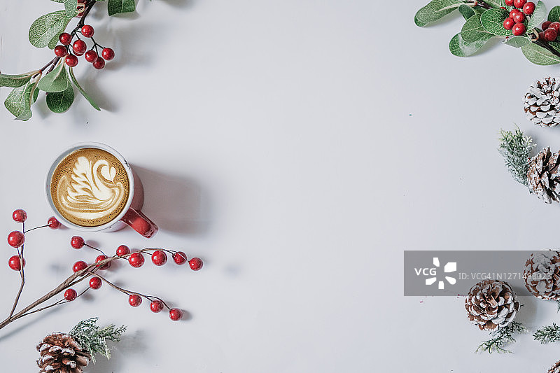 白色背景上的圣诞装饰咖啡杯图片素材