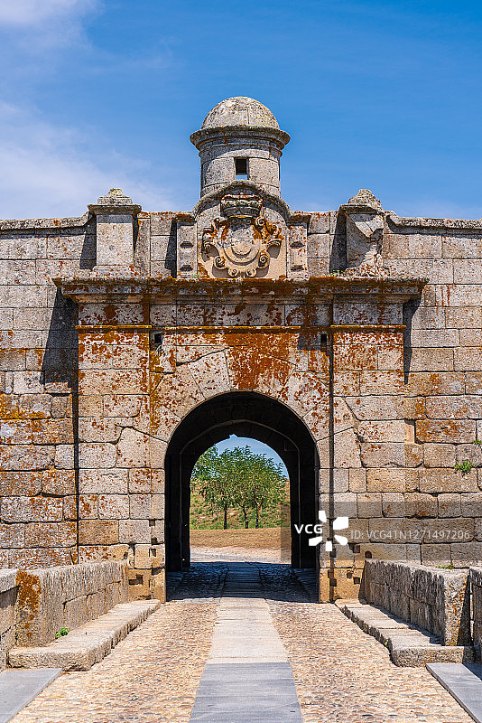 葡萄牙阿尔梅达城堡入口，17世纪石制建筑图片素材