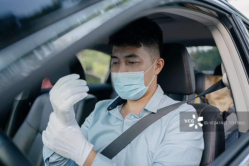 佩戴防护口罩的出租车司机图片素材
