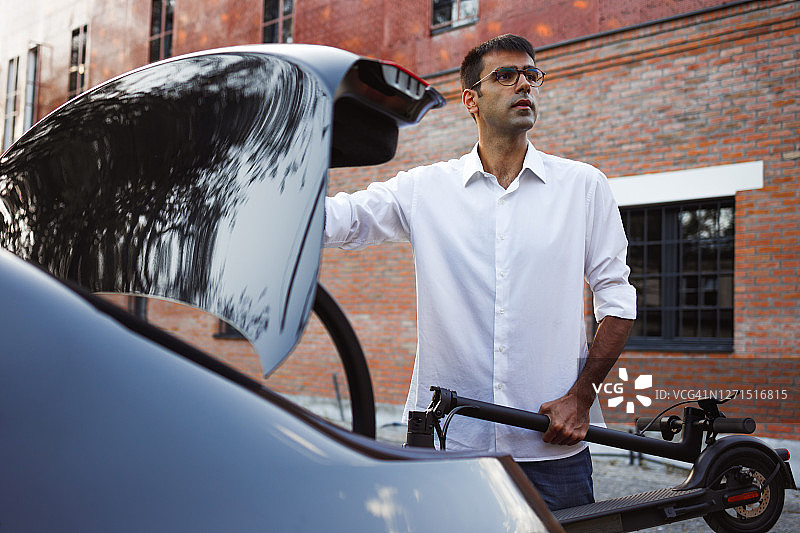 骑电动滑板车的年轻人图片素材