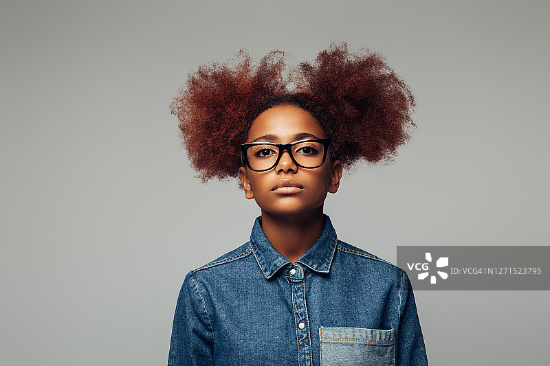 戴眼镜的年轻卷发女孩图片素材