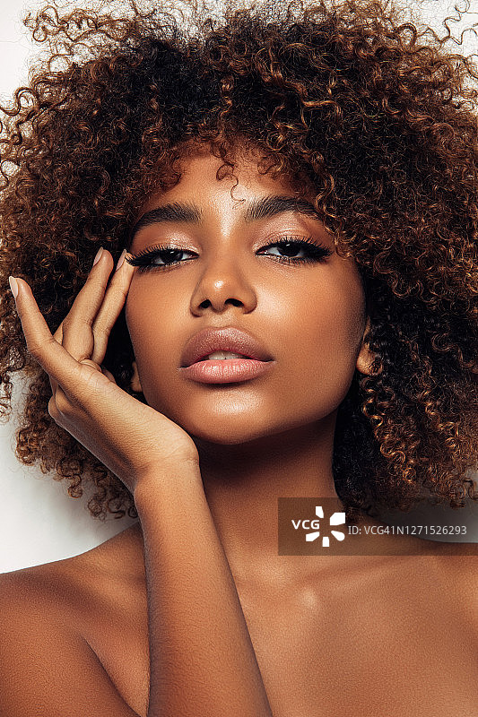 漂亮的卷发女孩图片素材