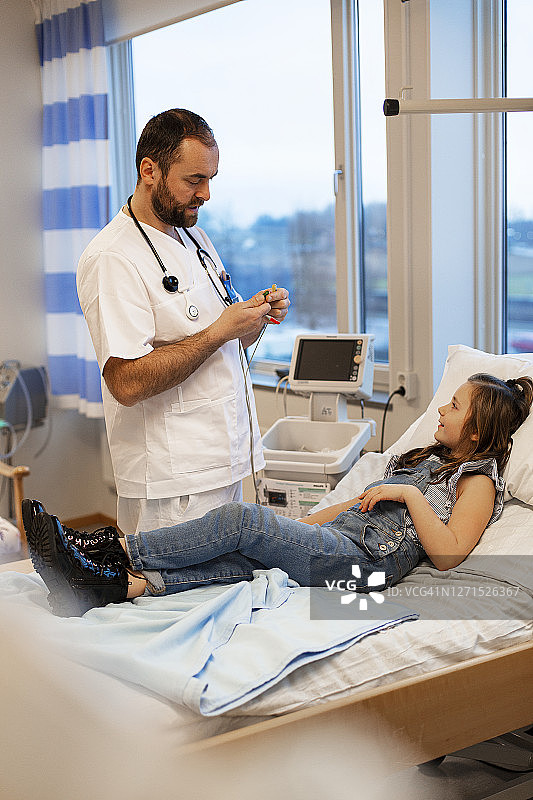 医生检查病人图片素材