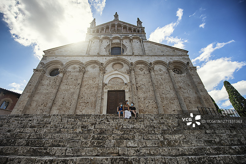 一家人游览美丽的意大利小镇图片素材