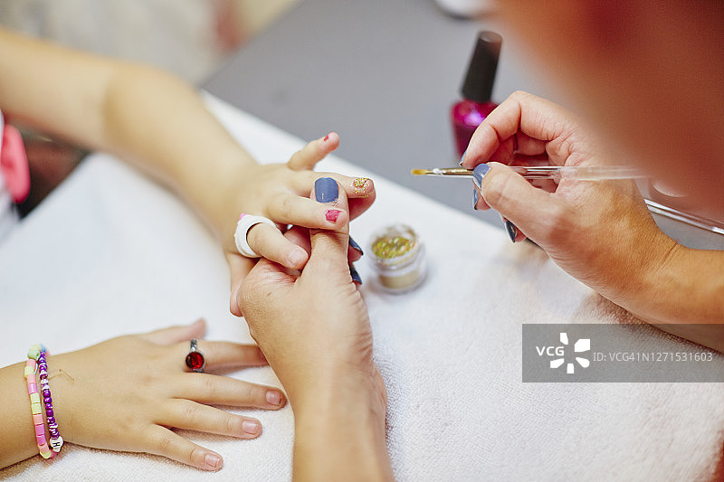 女孩做美甲图片素材