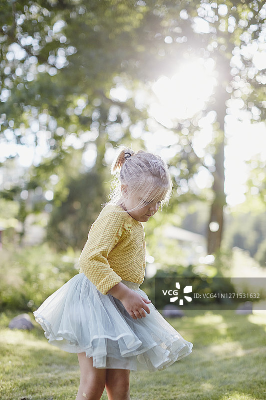 穿着芭蕾舞裙的女孩图片素材