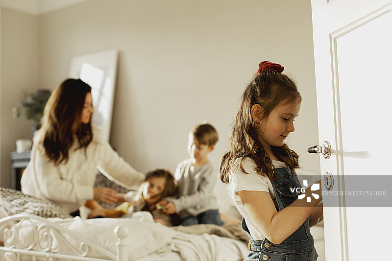 卧室里的女孩图片素材