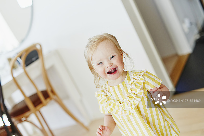 快乐的女孩看着镜头图片素材