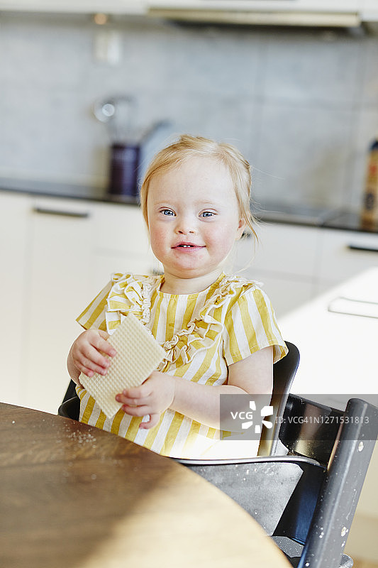 桌旁的微笑女孩图片素材