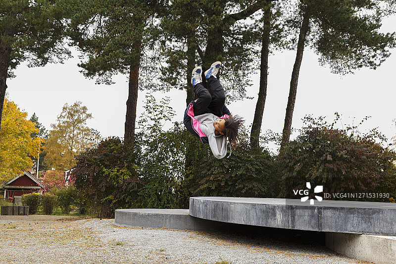 跳跃的少女图片素材