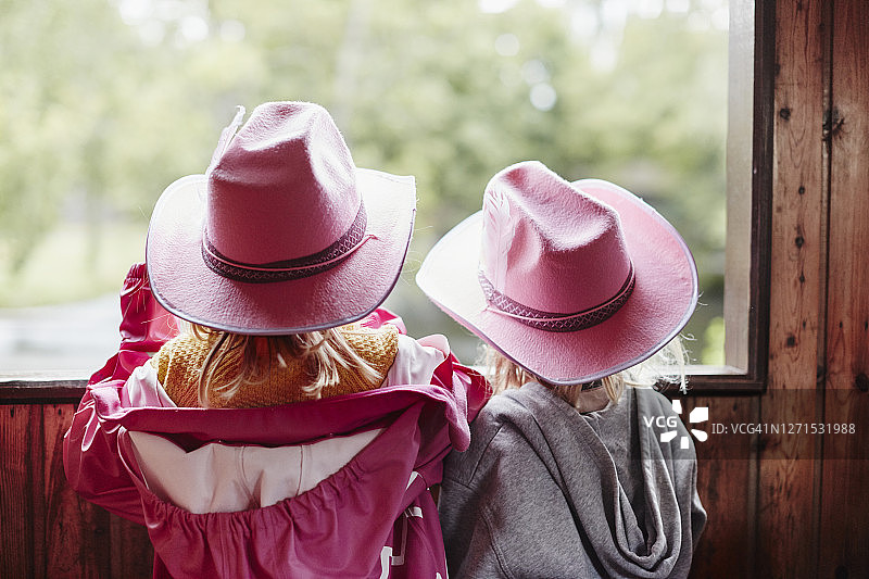 戴着粉色牛仔帽的女孩图片素材
