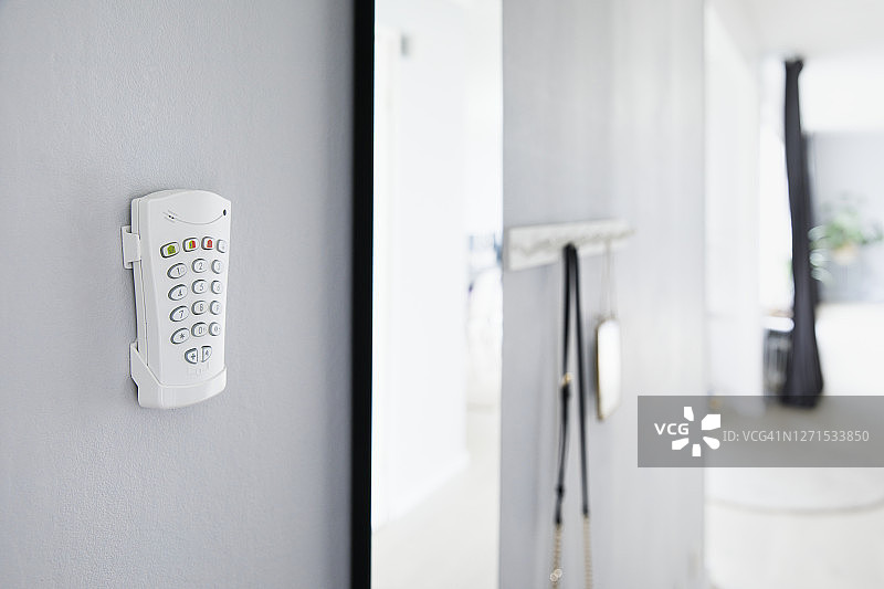 大厅墙壁上的控制面板图片素材