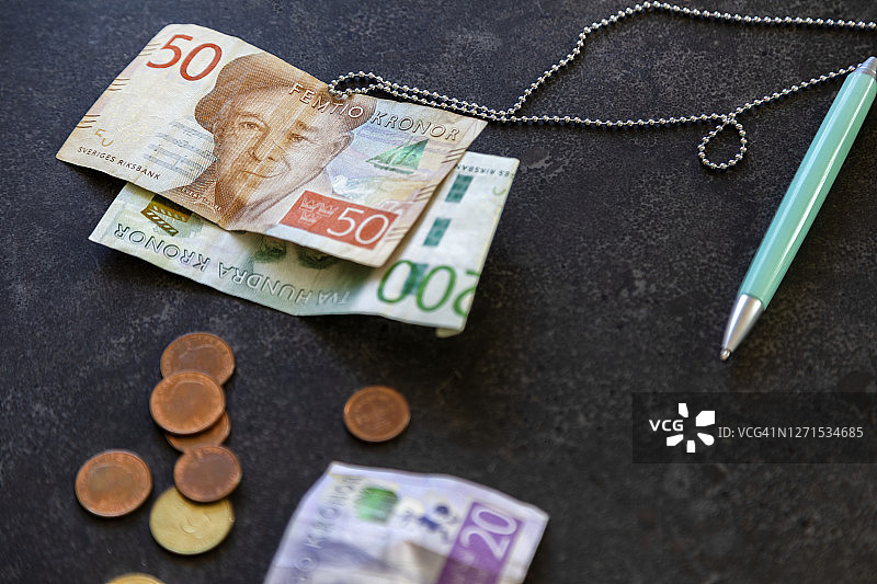 纸币和硬币俯视图图片素材