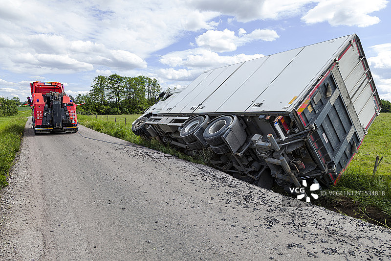 侧翻的卡车图片素材