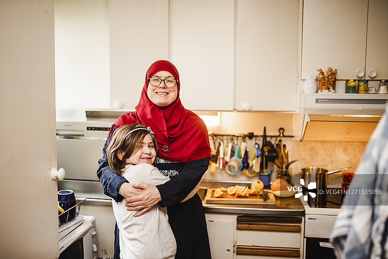 母亲和女儿拥抱图片素材