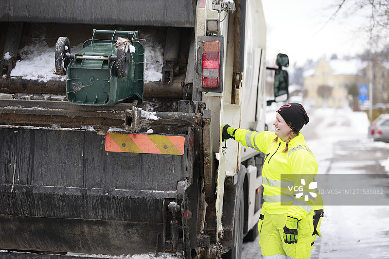 女人驾驶垃圾车图片素材