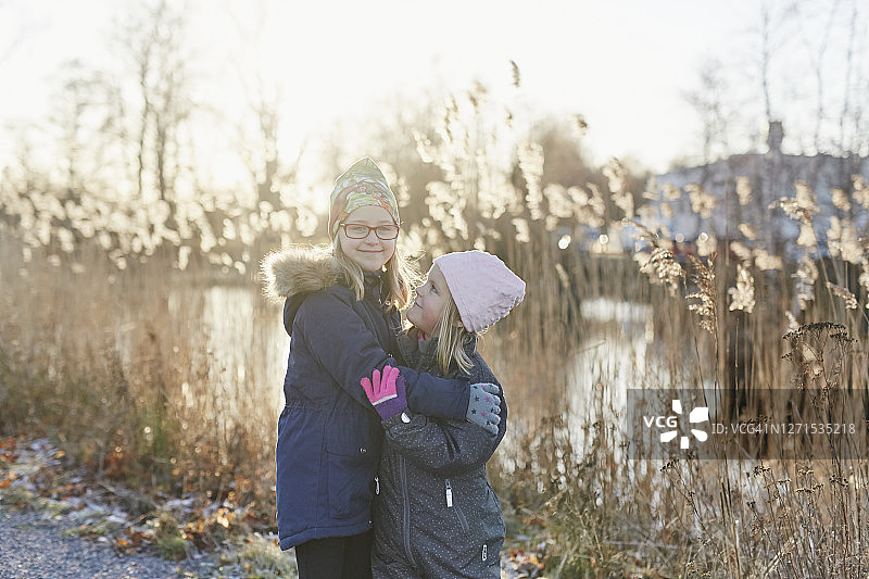 微笑的姐妹站在一起图片素材