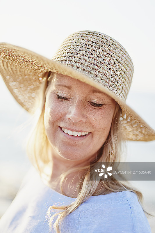 戴着草帽的海滩女人图片素材