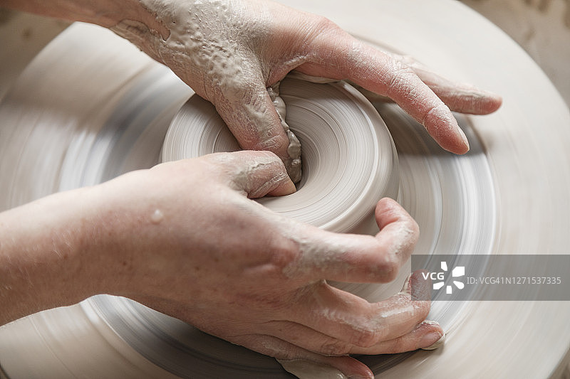 女人用手制作粘土图片素材