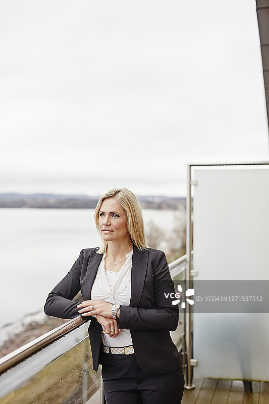 在阳台上看风景的女人图片素材