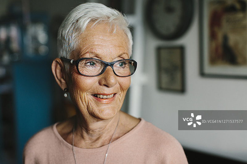 年长的女人看向远方图片素材