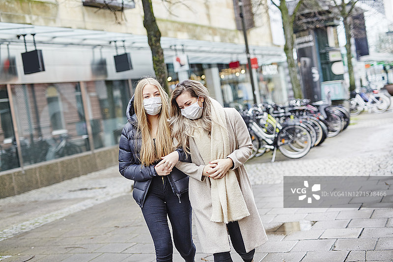 女朋友们一起散步图片素材