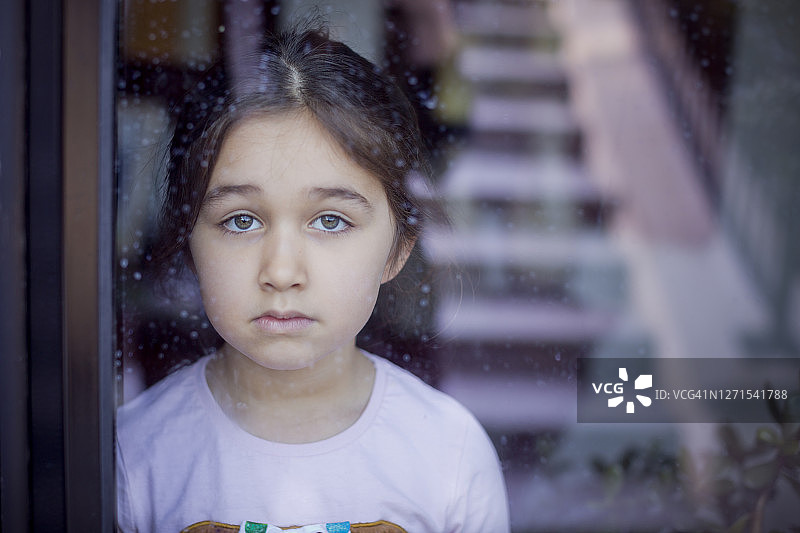 女孩看向远方图片素材