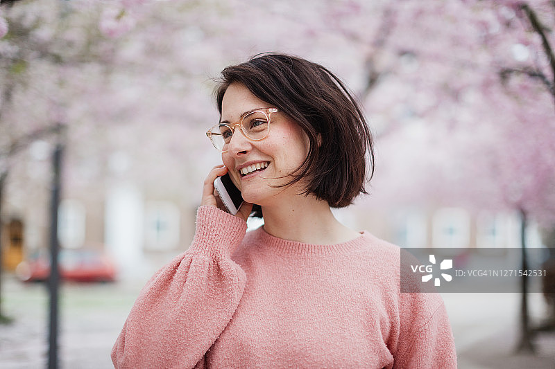 微笑的女人用手机通话图片素材