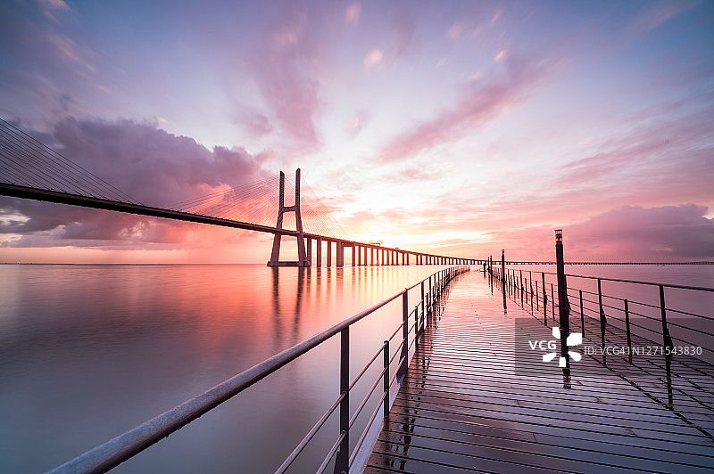 达伽马大桥日出，里斯本，葡萄牙图片素材