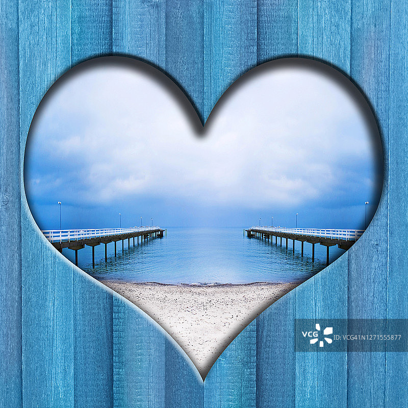 蓝色木制心形和海滩图片素材