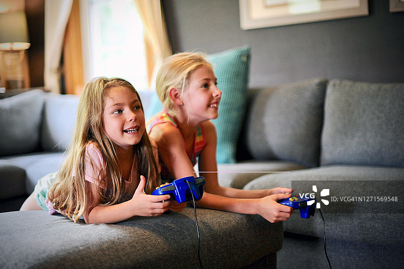 和女孩们一起玩游戏！图片素材