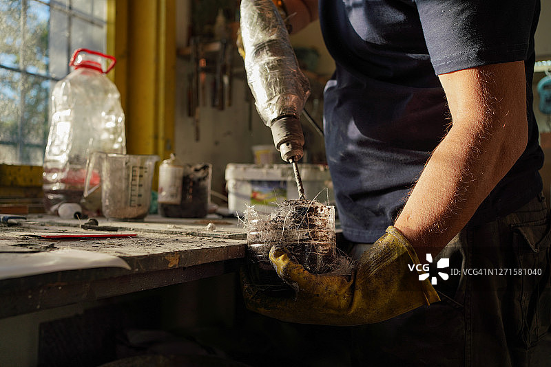 工人在车间使用水泥搅拌机特写图片素材