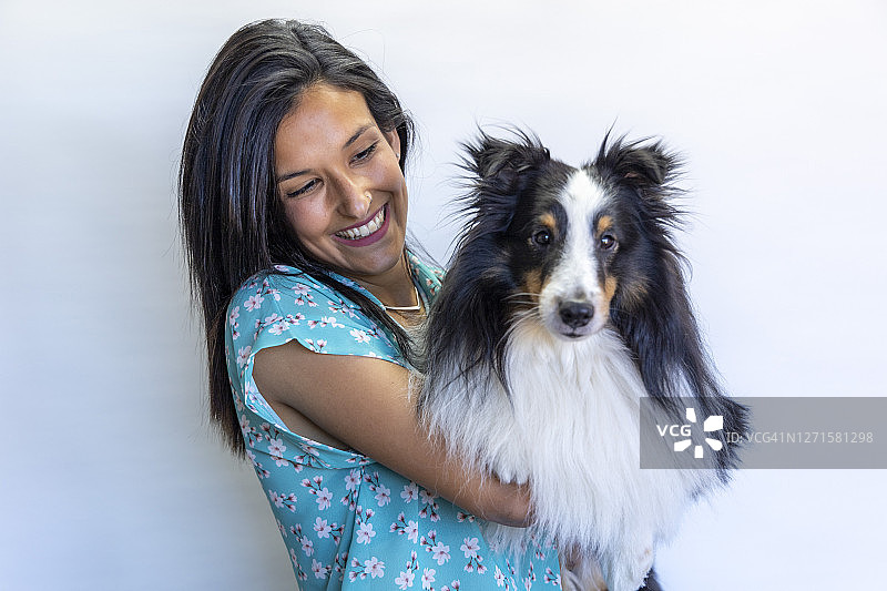年轻哈士奇与小女孩图片素材