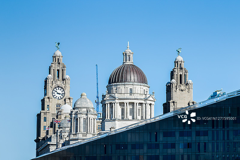 现代建筑上方的三女神图片素材