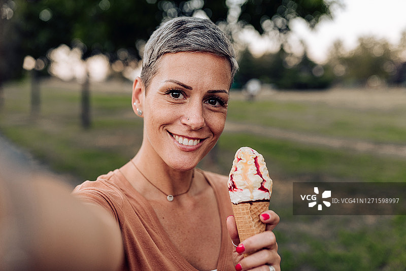 享用冰淇淋的快乐女人自拍图片素材
