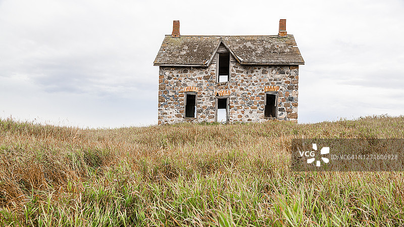 废弃的石头农舍肖像图片素材