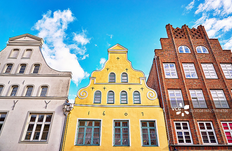 维斯马尔老城中三座色彩鲜艳的古老山墙房屋图片素材