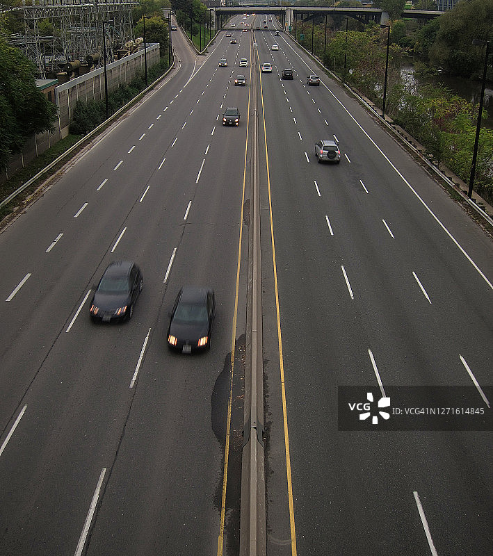 繁忙高速公路上的双向交通图片素材