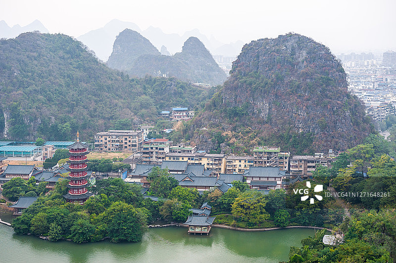 桂林喀斯特地貌上的木龙塔航拍图片素材