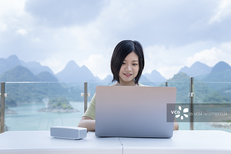 亚洲女自由职业者在旅途中使用笔记本电脑工作图片素材