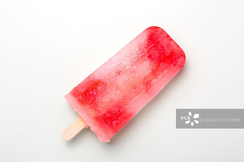 白色背景上的自制西瓜冰棒图片素材