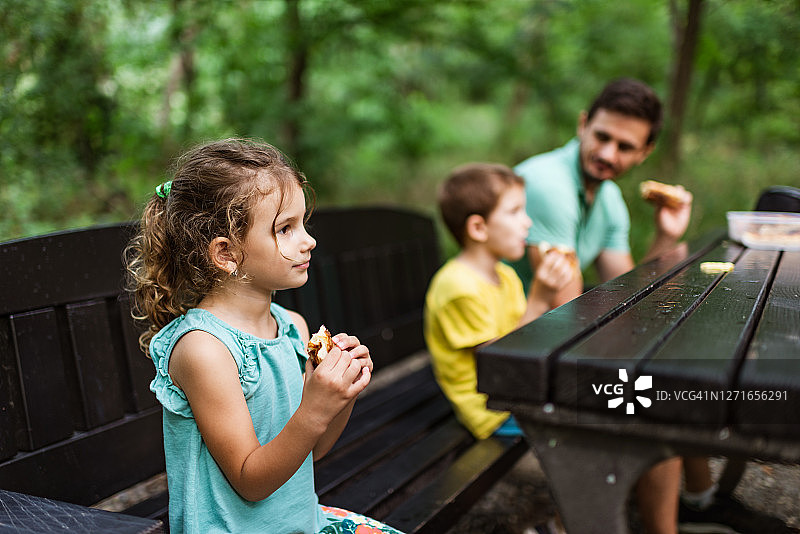 一家人野餐图片素材