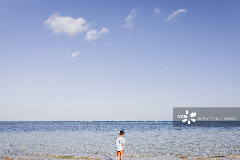 男孩在海滩上玩耍图片素材