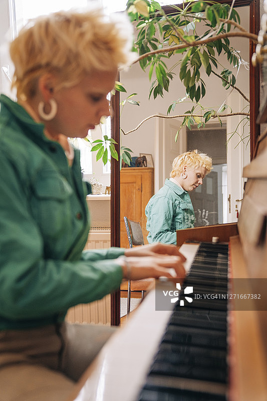 在家弹钢琴的年轻潮女图片素材
