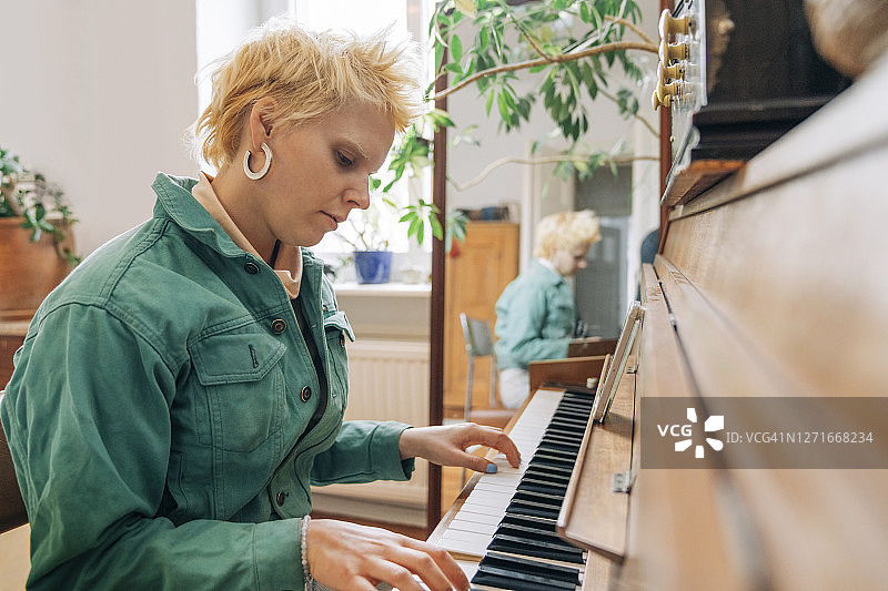 在家弹钢琴的时尚女人图片素材